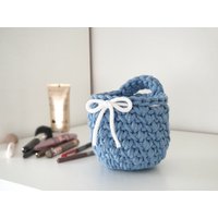 Hängekorb Gehäkelt Mit Henkel, Wandkorb Für Badezimmer, Kinderzimmer, Garderobbe, Gefertigt Recycelter Baumwollkordel Hängekorb Gehäkelt Mit Henkel, Wandkorb Für Badezimmer, Kinderzimmer, Garderobbe, Gefertigt Recycelter Baumwollkordel von NAYAMADE