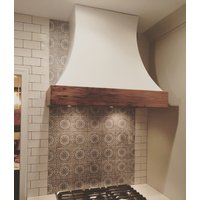Maßgefertigte Range Kapuze von NEFStudio