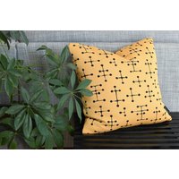 18 "x 18" Maharam Eames Small Dot Pattern By Charles & Ray 458320-008 Gelber Kissenbezug | Designer Kissen von NELSONSTUDIO215