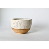 Gesprenkelte Cremeweiße Und Hellbraune Keramikschale | Steinzeug Keramik Gesprenkelte Cremeweiße Und Hellbraune Keramikschale | Steinzeug Keramik von NELSONSTUDIO215