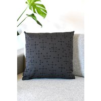 Maharam Eames Small Dot Charcoal Kissenbezug - 18 Zoll Designer Kissen von NELSONSTUDIO215