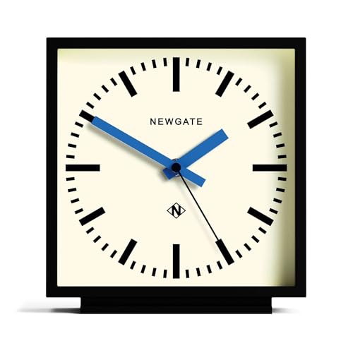 NEWGATE® Amp Schreibtisch Uhr | Quadratische Bahnhofsuhr Design | Schwarzes Gehäuse mit blauen Zeigern | Moderner Stil für Schreibtisch, Tischplatte, Kaminsims, Regal oder Nachttisch von NEWGATE