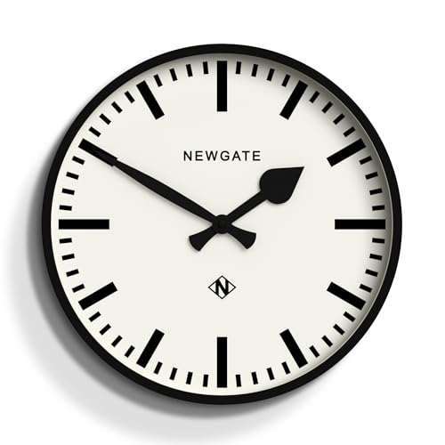 NEWGATE® Number Three Eisenbahn Wanduhr – Runde Uhr – Küchenuhr – Uhren für Wohnzimmer – Bürouhr – Zeitgenössisches Gehäuse – Markierungszifferblatt – Bahnhofsuhr (Schwarz) von NEWGATE