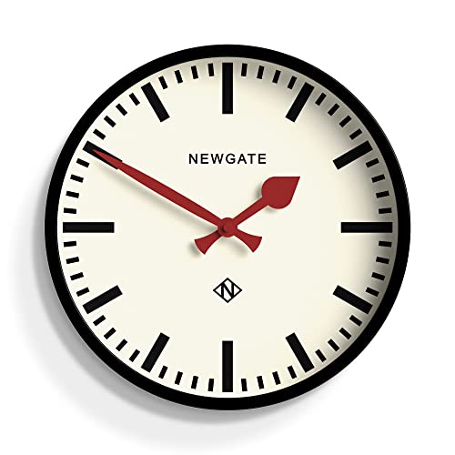 NEWGATE® The Luggage Wanduhr aus Metall Wanduhren - Designer Bahnhofsuhr - Perfekt als Küchenuhr - Bürouhr - Runduhr - Retrouhr - Metalluhr - Schwarzes Gehäuse/Rote Zeiger von NEWGATE