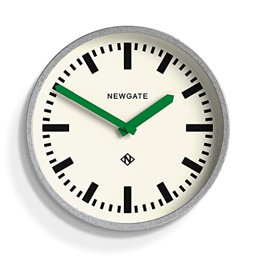 NEWGATE® The Luggage Wanduhr aus Metall Wanduhren - Designer Bahnhofsuhr - Perfekt als Küchenuhr - Bürouhr - Runduhr - Retro Uhr - Metalluhr - Verzinktes Gehäuse/Grüne Zeiger von NEWGATE