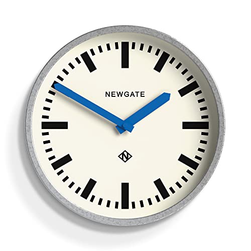 NEWGATE® The Luggage Wanduhr aus Metall Wanduhren - Designer Bahnhofsuhr - Perfekt als Küchenuhr - Bürouhr - Runduhr - Retrouhr - Metalluhr - Verzinktes Gehäuse/Blaue Zeiger von NEWGATE