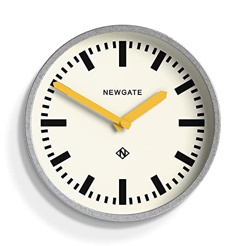 NEWGATE® The Luggage Wanduhr aus Metall Wanduhren - Designer Bahnhofsuhr - Perfekt als Küchenuhr - Bürouhr - Runduhr - Retrouhr - Metalluhr - Verzinktes Gehäuse/Gelbe Zeiger von NEWGATE