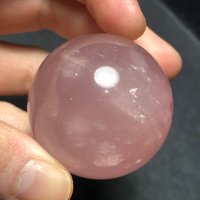 Kugel - Rosenquarz 40, 5mm Natürliches Rosa Kristall Heilchakra Mit Regenbogen Blitz Einzelstück von NGNGNCrystal