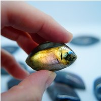 Marquise Form Labradorit Palmstein Chatoyant Cat Eye Effekt Meditation Beruhigende Energie Chakra Heilung Edelstein Trommelstein von NGNGNCrystal