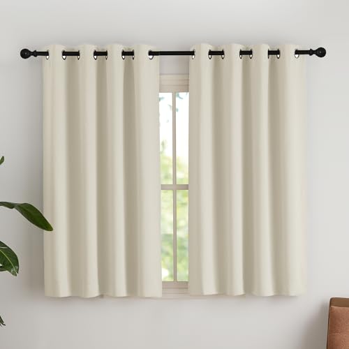 NICETOWN Fenstergardinen Blickdicht Beige Verdunkelungsvorhang Ösen Gardinen für Kleine Fenster Blickdichter Vorhang mit Ösen Vorhänge für Schlafzimmer Thermal Curtains,Hellbeige H145 x B140 cm von NICETOWN