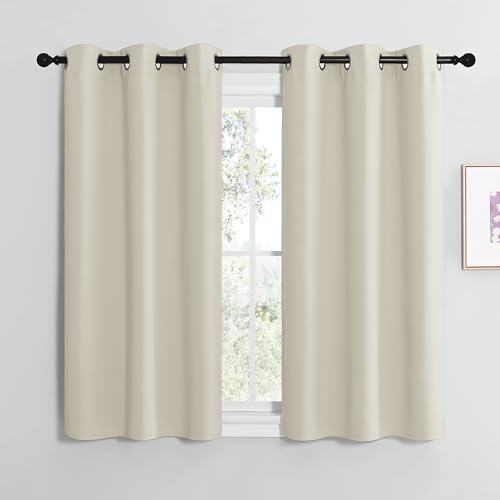 NICETOWN Kurze Vorhänge Beige Fenster Gardinen Modern 2er Set H137 x B107 cm Blickdicht Küchengardinen Verdunklungsvorhänge mit Ösen Thermo Scheibengardinen Kinderzimmer,Hellbeige H137 x B107 cm von NICETOWN