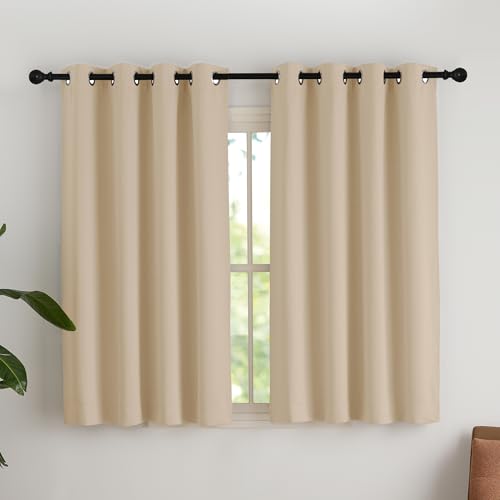 NICETOWN Verdunklungsvorhänge Beige Gardinen Kleine Fenster Ösenvorhang Blickdicht Kurz Thermo Gardine Fenstergardinen Modern Schlafzimmer&Wohnzimmer 2er Set, Biscotti Beige H145 x B140 cm von NICETOWN