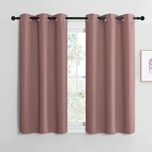 NICETOWN Vorhang Altrosa Blickdicht Kurze Gardinen mit Ösen 2er Set Fenster Gardine Modern Vorhänge Wohnzimmer Kurz Verdunkelungsvorhang Thermovorhang Hitzeschutz Scheibengardinen, H137 x B107 cm NICETOWN Vorhang Altrosa Blickdicht Kurze Gardinen mit Ösen 2er Set Fenster Gardine Modern Vorhänge Wohnzimmer Kurz Verdunkelungsvorhang Thermovorhang Hitzeschutz Scheibengardinen, H137 x B107 cm von NICETOWN