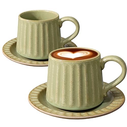 NIUKOMY Retro Kaffeetasse mit Unterteller 2er Set, 300ML Goße Cappuccino Tassen, Nostalgie Steingut Tassen Set, Kaffeebecher Geschenke für Tee Espresso Frühstück Milch, Grün 02 von NIUKOMY
