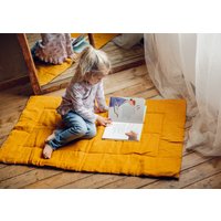 Gelbes Leinen Baby Spielmatte, Quilted Spielteppich, Zweiseitiger Kinderzimmer Teppich, Bodenpolsterteppich Matratze, Wickelauflage von NLcozyHome