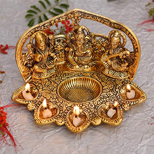 NOBILITY Lakshmi Ganesh Saraswati Statue mit Diya Öl Deepak Metall Laxmi Ganesha Idol Schaustück Deepam Traditionelle Diya für Diwali Puja Heimdekoration Hochzeit Rückgabe Geschenkartikel NOBILITY Lakshmi Ganesh Saraswati Statue mit Diya Öl Deepak Metall Laxmi Ganesha Idol Schaustück Deepam Traditionelle Diya für Diwali Puja Heimdekoration Hochzeit Rückgabe Geschenkartikel von NOBILITY