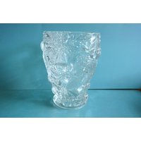 Ausgefallene Vintage 1980Er Jahre Geformte Heavvy Runde Klare Glas Design Vase Mit Kirschfrucht/ Blatt Strukturiertes Muster von NORDICARTCURIOSITY