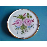 Einzigartiges Unikat Vintage 1962S Kleine Runde Handbemalte Porzellan Fliesen Wandbehang Mit Rosa Rosen Blumen Motiv, Signiert Yb von NORDICARTCURIOSITY