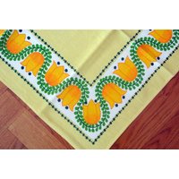 Größere Vintage 1970Er Bedruckte Baumwoll Design Tischdecke in Osterfarben Und Konve. Blumenrahmen Motiv Auf Gelb/Weißer Unterseite von NORDICARTCURIOSITY