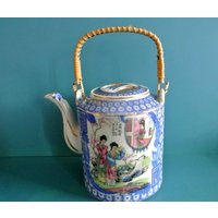 Vintage 1950Er Jahre Handgemachte Runde Mehrfarbige Porzellan Teekanne, Made in China Mit Geisha Dekor Und Bambus Griffen von NORDICARTCURIOSITY
