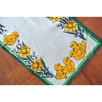 Vintage 1970Er Bedruckte Baumwoll Design Tischdecke Läufer Mit Ostern Gelbe Narzissen Blume/ Huhn Motiv Auf Hellbeigem Boden, Grünem Rahmen von NORDICARTCURIOSITY