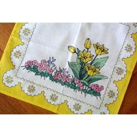 Vintage 1970Er Jahre Bedruckte Tablettdecke Aus Baumwolle Mit Buntem Osterblumenmotiv Auf Weißem Boden Und Gelbem Rahmen von NORDICARTCURIOSITY
