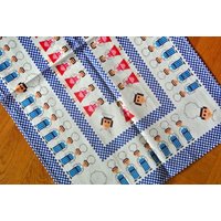 Vintage 1970Er Jahre Unbenutzt Gedruckt Mehrfarbige Baumwolle Design Handtuch/Wandbehang Mit Coocking Backen Menschen Blau Überprüfen. Motiv Auf von NORDICARTCURIOSITY