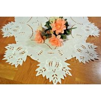 Vintage 1970S Weiße Tischdecke Aus Baumwolle Mit Ovaler Cut-Out Blumenstickerei von NORDICARTCURIOSITY