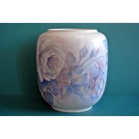 Vintage 1993S Offwhite Bavaria Porzellan Vase Mit Schönem Handbemalten Rosa/ Blauen Rosenblütenmotiv, Signiert Re -93 von NORDICARTCURIOSITY