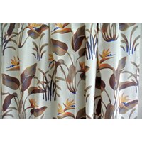 Außergewöhnliches Paar 1980Er Lange Baumwoll Design Gardinen Mit Großer Mehrfarbiger Papagei Blume/ Blatt Motiv Auf Hellbeigeweißen Bodenfarben von NORDICARTCURTAINS