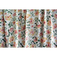 Paar 1990Er Jahre Bedruckte Lange Hochwertige Robuste Baumwolle Schweden Design Vorhänge Mit Großen Bunten Caprifole Blumen Motiv Auf Weißer von NORDICARTCURTAINS
