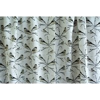 Schönes Paar 1990Er Leinenvorhänge Mit Größeren Beige/Schwarz/Grauen Spatzmotiven Auf Weißer Unterseite von NORDICARTCURTAINS