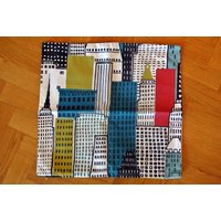 Unbenust Vintage 1990Er Jahre Bedruckt Mehrfarbig Baumwolle Design Kissenbezug Mit Größeren Konve. Stadt Motiv Auf Offwhite Bottomcolor von NORDICARTCURTAINS