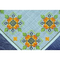 1970Er Jahre Handgemachte Stickerei Flatseam Orange/ Olivgrün Blume Motiv Auf Weißem Leinen Quadrat Tablett/ Tischdecke von NORDICARTLINENS