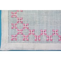 Exceptionelly Gut Gemacht Vintage 50Er Jahre Handgemachte Bestickte Rosa Flach-Naht Blume Motiv Auf Bonewhite Leinen Platz Tablet Tischdecken von NORDICARTLINENS