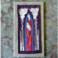 Exellently Well Done Handgewebte Vintage Wolle Flecht Wandteppich Montiert Wandbehang Maria Mit Jesuskind Motiv Auf Dunkel Lila Unterseite von NORDICARTLINENS