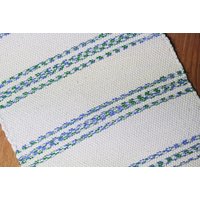 Exellently Well Done Unused Handmade Vintage 1980S Handgewebt Bonewhite/Blue/Green Rag-Rug Tischdecke Läufer Mit Gestreiftem Muster Und Fransen von NORDICARTLINENS