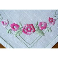Exzellent Gearbeitete Vintage 1970Er Jahre Unbenutzte Handgemachte Stickerei Pink/Grün Flachgenähtes Rosenmotiv Auf Knochenweißem Leinentablett Exzellent Gearbeitete Vintage 1970Er Jahre Unbenutzte Handgemachte Stickerei Pink/Grün Flachgenähtes Rosenmotiv Auf Knochenweißem Leinentablett von NORDICARTLINENS