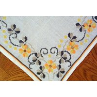 Gut Gemacht Jahrgang 1960Er Jahre Rechteckigen Handarbeit Kreuzstich Stickerei Knochen Weißen Leinen-Tischdecke Mit Gelb/Braun Rahmen Blumenmotiv Gut Gemacht Jahrgang 1960Er Jahre Rechteckigen Handarbeit Kreuzstich Stickerei Knochen Weißen Leinen-Tischdecke Mit Gelb/Braun Rahmen Blumenmotiv von NORDICARTLINENS