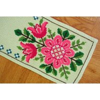 Gut Gemacht Jahrgang 1970 Rechteckigen Handstickerei Kreuz-Stich Blumenmotiv Auf Leicht Gelber Seide Baumwolle Aida Stoff Tischdecke Läufer von NORDICARTLINENS