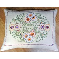 Gut Gemacht Vintage 1940Er Rechteckig Handgemachte Flachnaht Multicolor Conv. Blume Oval Motivstickerei Auf Hellbeigem Handgewebtem Leinenkissen Gut Gemacht Vintage 1940Er Rechteckig Handgemachte Flachnaht Multicolor Conv. Blume Oval Motivstickerei Auf Hellbeigem Handgewebtem Leinenkissen von NORDICARTLINENS