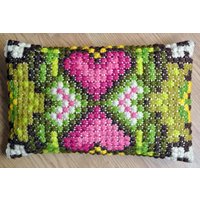 Gut Gemacht Vintage 1960Er Jahre Rechteckige Handgefertigte Kissen Mit Mehrfarbigen X-Große Kreuzstiche Und Design Herz Motiv in Starken Farben Gut Gemacht Vintage 1960Er Jahre Rechteckige Handgefertigte Kissen Mit Mehrfarbigen X-Große Kreuzstiche Und Design Herz Motiv in Starken Farben von NORDICARTLINENS
