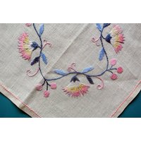 Gut Gemachte Vintage 1970Er Tablet Tischdecke Mit Handgemachtem Blau/ Rosa Schweden Landschaft Blekinge Flachnaht Blumen Motiv Stickerei, Weißes von NORDICARTLINENS