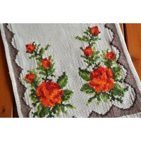 Handgemachte Vintage 1970Er Kreuzstich Stickerei Mit Roter Rosenblüte Motiv Auf Boneyellow Baumwolle Aida Tischdecke Läufer Handgemachte Vintage 1970Er Kreuzstich Stickerei Mit Roter Rosenblüte Motiv Auf Boneyellow Baumwolle Aida Tischdecke Läufer von NORDICARTLINENS