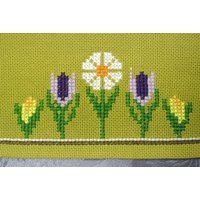 Handgemachter Vintage 1970Er Kreuzstich Stickerei Tischtuch Läufer Mit Mehrfarbigen Frühlingsblumen Motiv Auf Senfgelber Unterseite Handgemachter Vintage 1970Er Kreuzstich Stickerei Tischtuch Läufer Mit Mehrfarbigen Frühlingsblumen Motiv Auf Senfgelber Unterseite von NORDICARTLINENS