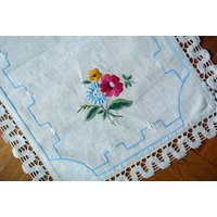 Herrvorragend Gut Gemacht Jahrgang 1940Er Jahre Handgewebte Leicht Beige Leinen Tischdecke Läufer Flatseam-Blumen-Motiv-stickerei Mit Breiten Herrvorragend Gut Gemacht Jahrgang 1940Er Jahre Handgewebte Leicht Beige Leinen Tischdecke Läufer Flatseam-Blumen-Motiv-stickerei Mit Breiten von NORDICARTLINENS