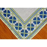 Herrvorragend Gut Gemacht Jahrgang 1960 S Handmade Kreuzstich Stickerei Tablet Tischdecke Mit Blumenmuster in Blau/Grün Auf Knochen Weißen Unterseite Herrvorragend Gut Gemacht Jahrgang 1960 S Handmade Kreuzstich Stickerei Tablet Tischdecke Mit Blumenmuster in Blau/Grün Auf Knochen Weißen Unterseite von NORDICARTLINENS