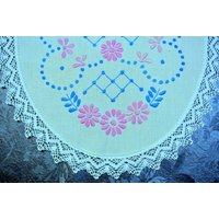 Herrvorragend Gut Gemacht Jahrgang 1970 Unbenutzt Oval Handstickerei Rosa/Blau Flache Naht Blumenmotiv Auf Creamewhite Tablet Tischdecke Aus Herrvorragend Gut Gemacht Jahrgang 1970 Unbenutzt Oval Handstickerei Rosa/Blau Flache Naht Blumenmotiv Auf Creamewhite Tablet Tischdecke Aus von NORDICARTLINENS