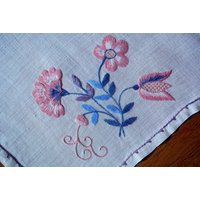 Herrvorragend Gut Gemacht Vintage 1950 Tischdecke Läufer Mit Handgefertigten Blekinge-Naht Blume Motiv Flache Naht Stickereien Auf Creame Weißen Herrvorragend Gut Gemacht Vintage 1950 Tischdecke Läufer Mit Handgefertigten Blekinge-Naht Blume Motiv Flache Naht Stickereien Auf Creame Weißen von NORDICARTLINENS