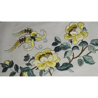 Hervorragend Gut Gemacht Handgemachte Vintage 60Er Jahre Rechteckig Gelb/Grau Rosa Blumen Flach-Naht Stickerei Auf Hellen Grau Baumwolle-Wandmontage Hervorragend Gut Gemacht Handgemachte Vintage 60Er Jahre Rechteckig Gelb/Grau Rosa Blumen Flach-Naht Stickerei Auf Hellen Grau Baumwolle-Wandmontage von NORDICARTLINENS